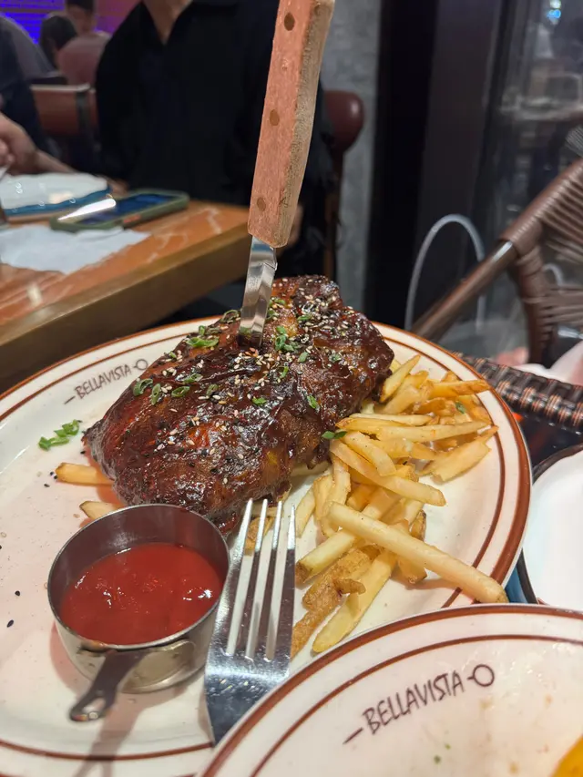 ￼見到Foodie推介同埋餐廳都推介嘅Ribs，￼份量大碟 賣相睇上去好吸引，但係一食落口乾到不得了，￼肉質一啲都唔腍兼夾柴，而ribs 的BBQ醬塗得比pizza 仲少…
