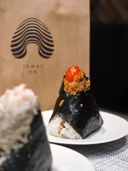 酱油渍蛋黄鸡肉碎手握饭团