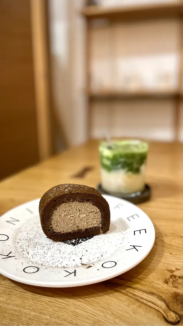 Hojicha  Roll  Cake
