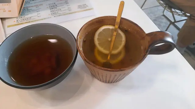 左: 冇油素湯, 右:熱檸檬百香果