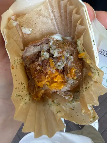 蛋黄肉松芋头球