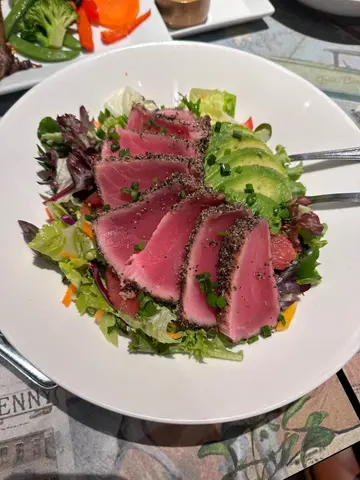 香煎黑椒日式黄鳍吞拿鱼沙律