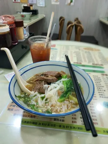 牛腩河粉及凍O茶