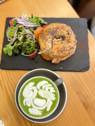 依三文鱼洋葱bagel