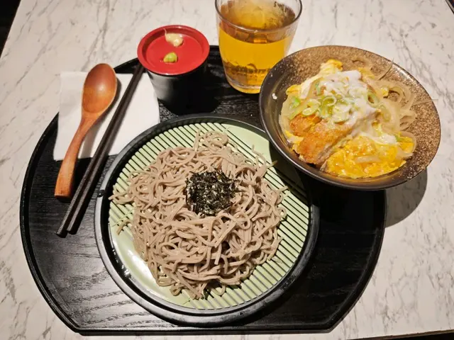 冷蕎麥麵配迷你滑蛋吉列豬扒丼定食
