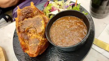 酥炸猪手配茄汁意粉