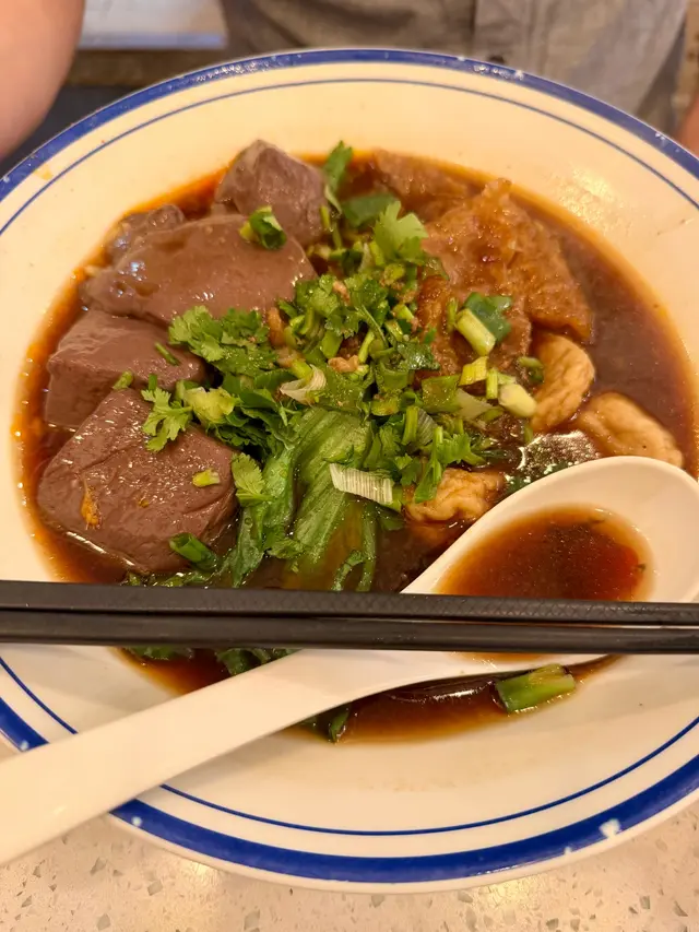 三餸粗麵（香辣豬紅、沙嗲豬皮、魚腐）