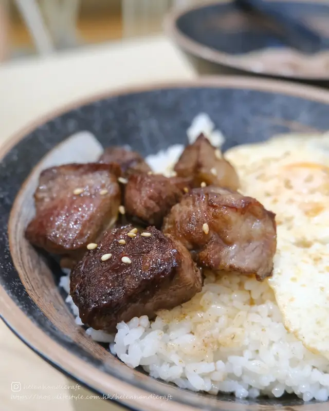 香煎騸牯牛柳粒煎蛋飯