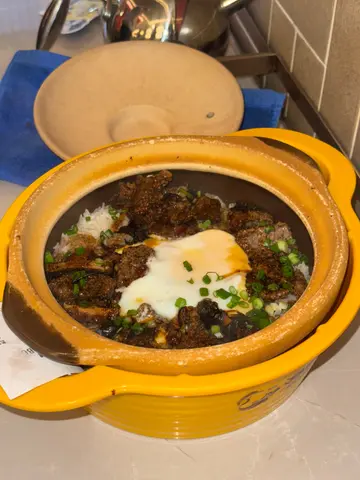 窝蛋肥牛煲仔饭