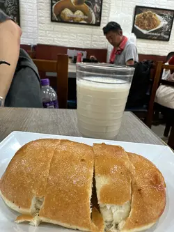 $32/個的炸銀絲卷，竟然沒有提供煉奶

姐姐還叫我用桌面上的醬料(豉油)伴來吃😠
 