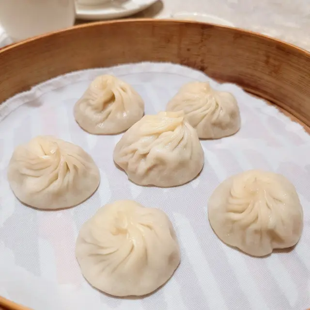 🐑小籠包,香港飲食界啲老師傅唔知係咪移晒民,最近連續兩次食小籠包(東涌樂天皇朝同荃灣三希樓),師傅手工都唔係好得,包到隻隻岩岩巉巉,個樣古靈精怪都唔似小籠包嘅,不過幸好樂天嘅皮係超薄嘅,而且個餡料都仲保持到好味同好多汁水,咁就放過佢啦🤭