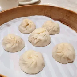 🐑小籠包,香港飲食界啲老師傅唔知係咪移晒民,最近連續兩次食小籠包(東涌樂天皇朝同荃灣三希樓),師傅手工都唔係好得,包到隻隻岩岩巉巉,個樣古靈精怪都唔似小籠包嘅,不過幸好樂天嘅皮係超薄嘅,而且個餡料都仲保持到好味同好多汁水,咁就放過佢啦🤭