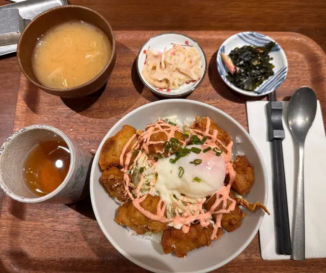 明太子沙律温泉蛋唐揚炸雞丼 
