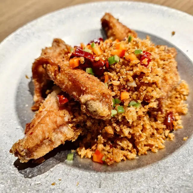 🐑辣爆雞中翼，其實係避風塘炸雞翼，上枱都幾香蒜蓉味，先聲奪人。叫咗小辣，一啲都唔覺辣，下次可以叫中辣起跳。雞翼全部切晒單骨，食起上嚟好方便，炸得時間剛好，外脆內嫩滑。醃味方面，除咗一般嘅油、鹽、糖、豉油、豆粉之外，更隱藏咗香茅嘅味道，增添了少許東南亞風味