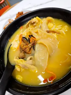 松茸菌花膠雞湯米線