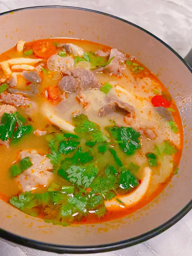 冬陰公金邊粉(牛肉)