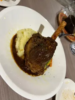 Braised lamb shank with mashed potatoes