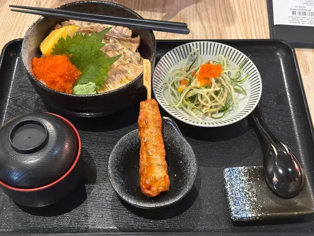 火炙三文魚蟹子丼配麵豉湯，雞肉棒串一客