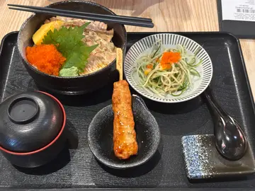 火炙三文魚蟹子丼配麵豉湯，雞肉棒串一客