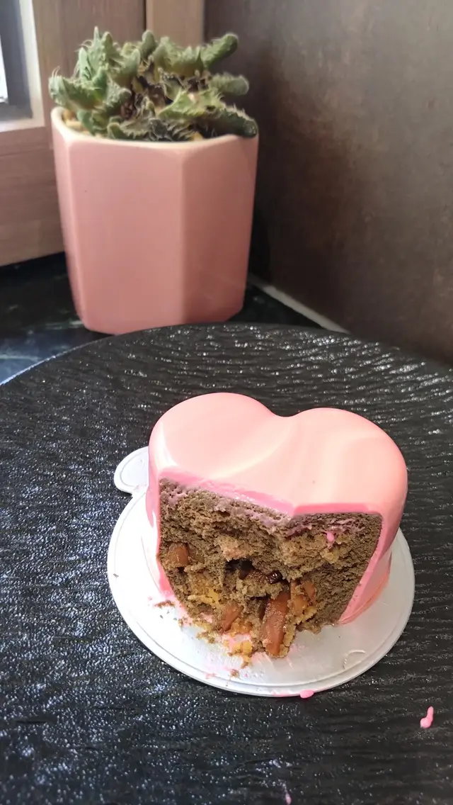 底部夾雜甜美帶香脆的焦糖杏仁;整體內外兼備