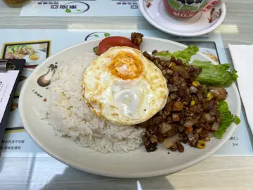 澳门干炒免治猪肉饭配全熟蛋