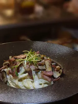 朋友至爱黑松露卡邦尼意大利粉
煎香烟肉咸香味同炒香香菇鲜味👍
主菜
美国安格斯肉眼及加拿大猪鞍扒 同样出色
既有焦香味又带有浓厚肉汁
我哋4人分享食,每人都食到唔够喉!
唯一美中不足系牛扒放左喺粗条上面有部分吸左啲肉汁林左啲
记得一到枱就放反平块扒
鹅肝多士 外脆内软(略嫌黑醋多左少少)
巴马火腿薄饼,薄底唔会太饱肚
岩哂同朋友食饭食住嘢倾下计
叫咗特饮一阵先,可遇不可求,Oreo奶昔沙冰
D Hero小麦啤
整体好味而且选择种类多
7点坐低到11点 朋友聚会好地方心
餐厅仲送生日滑碟