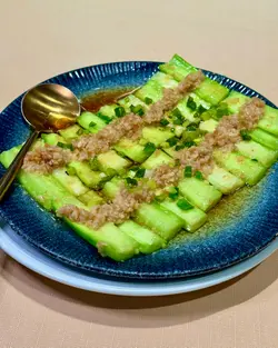 海陆空食匀后,怎能少了蔬菜去清新味蕾呢!这道菜式虽简单但胜在风味丰富,爽甜回甘的胜瓜与生熟蒜的配搭,下饭一流!🍚💕
Craving a palate refresher? Dive into this irresistible luffa dish — crisp, sweet, and garlic-kissed perfection with rice! 🍚💕
