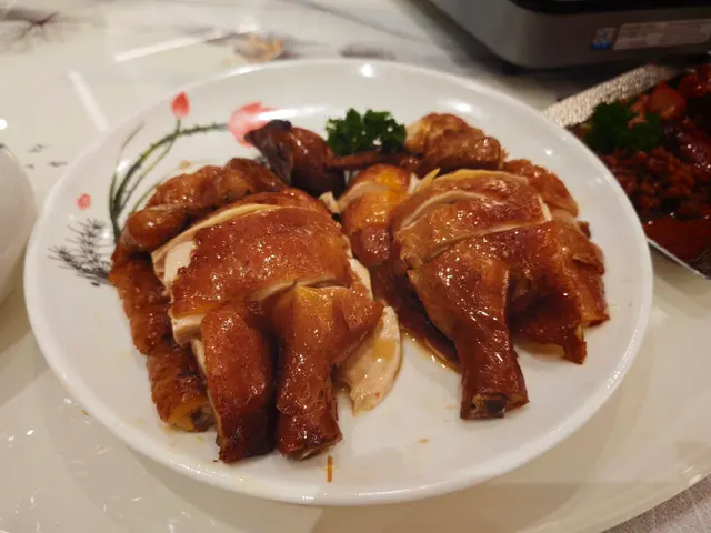 燒雞皮脆到「卜卜聲」，肉質嫩滑多汁，醬汁鹹甜適中，帶少少蜜糖香，連雞胸位都唔乾柴，水準好穩定～