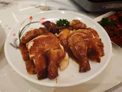 烧鸡皮脆到「卜卜声」，肉质嫩滑多汁，酱汁咸甜适中，带少少蜜糖香，连鸡胸位都唔干柴，水准好稳定～