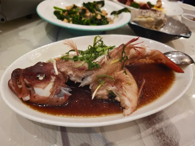 魚新鮮到出汁！肉質雪白細滑，輕輕一撥就分開，淋埋熱油同豉油，鮮甜味直沖鼻腔，連魚骨邊嘅肉都好入味～