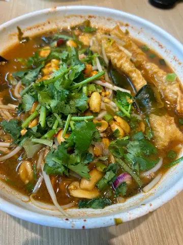 云南酸辣鱼肉春卷螺旋藻米线