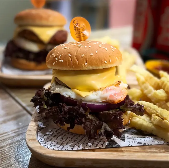 特色手打新鮮牛肉漢堡扒包