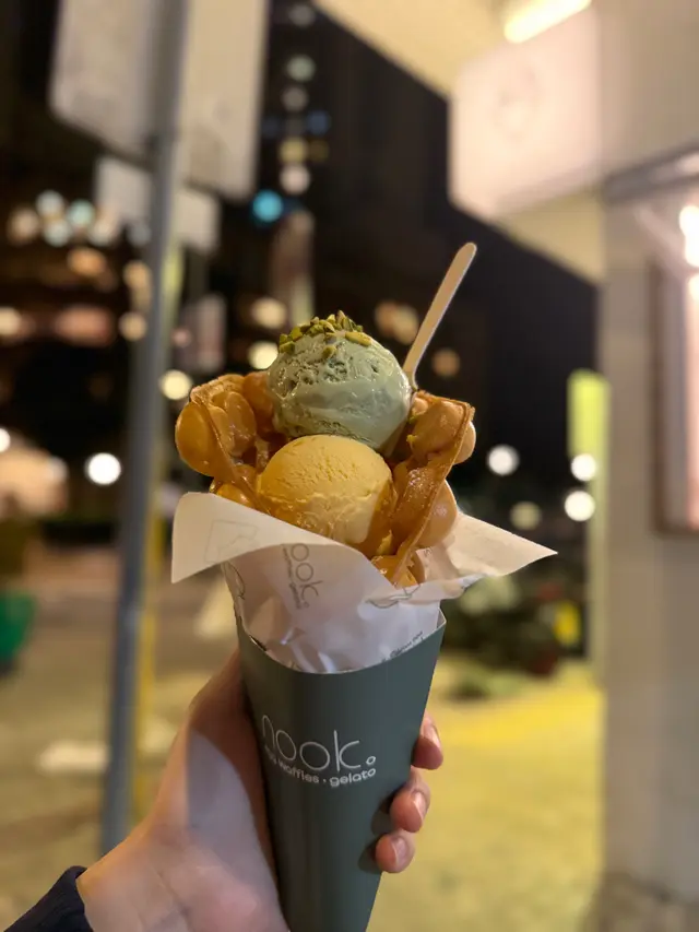 開心果味+ 南瓜味意式雪糕配雞蛋仔cone 