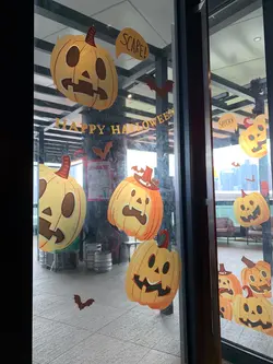 现场环境不错,又有小朋友在这里开生日party 这里有室外半室外的空间给宠物可以和主旨一起进食 适逢Halloween亦都有Halloween大餐