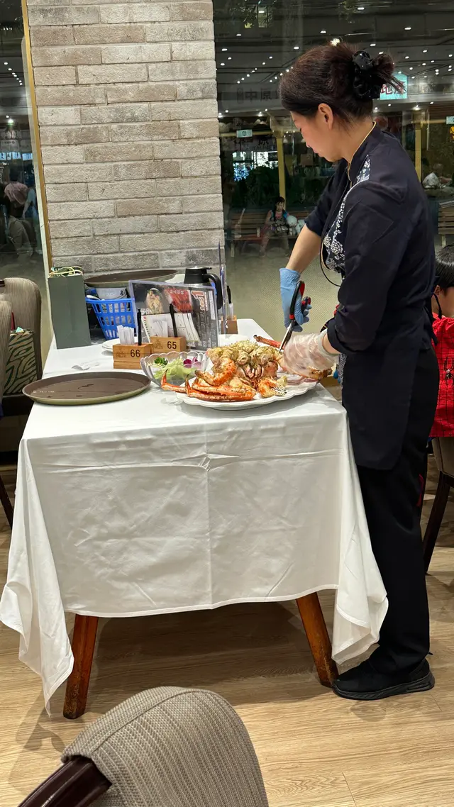 經過阿翁見到d長腳蟹做特價就即刻衝！$1388喺池入面任揀，梗係揀隻最大！揀咗好耐好彩都無黑面，仲教我哋點揀🫢
隻蟹蒸完，阿姐姐竟然幫我哋剪埋隻蟹，等我哋一揭開蟹殼就食得，平時係我一個人剪晒d殼，今次可以食殘廢餐😎蟹好飽肉好鮮，不過5斤半真係好大隻，食完蟹都有少少飽🫣除咗蟹仲叫咗優惠價BB豬，本身都無乜期望，又竟然好好食，唔似平時食嗰d凍冰冰同好 dry咁，佢係即燒！皮脆有肉汁！呢個真係有驚喜！
呢間阿翁可以再去，我覺得佢服務真係幾好，起碼好過平時我去開嗰d！