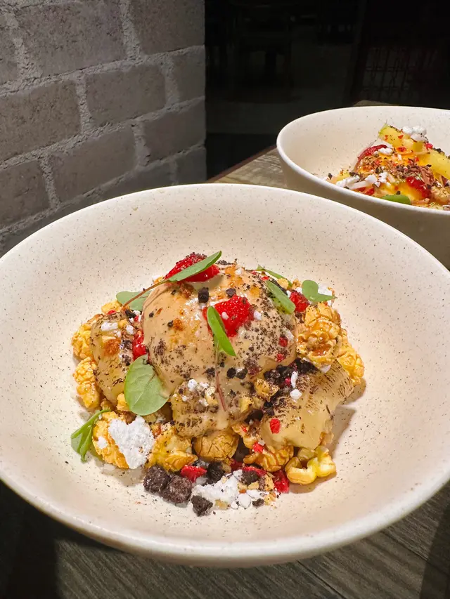 焦糖爆谷香蕉，呢款我好鍾意，爆谷脆卜卜，再配比利時焦糖餅雪和紅桑子，個焦糖雪糕味道一流呀！！