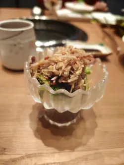 嫩彈的雞肉搭配新鮮脆爽的時令蔬菜,淋上店家特調的清爽酱汁,酸香開胃,恰好平衡了前續刺身與壽司的鮮膩,讓味蕾保持清爽狀態。