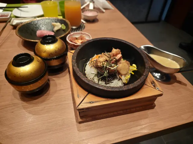 主食「海鮮石頭飯」堪稱隱藏的奢華亮點！高溫石鍋鎖住滿滿香氣，裡面的白飯鋪滿彈嫩鮮蝦與飽滿干貝，最讓人瘋狂的是鍋底那層金黃焦香的飯焦，咬下去咔哧作響，米香混著焦香，越嚼越上癮。淋上一勺濃稠綿密的蟹膏汁，拌勻後每一粒米都裹上金黃蟹膏，鮮甜與焦香在口中爆發，連吃兩碗都覺得不夠，簡直是舌尖上的奢華享受！