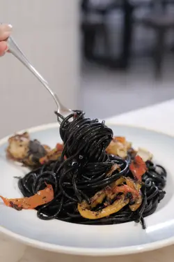 香辣海鲜墨鱼汁意粉 