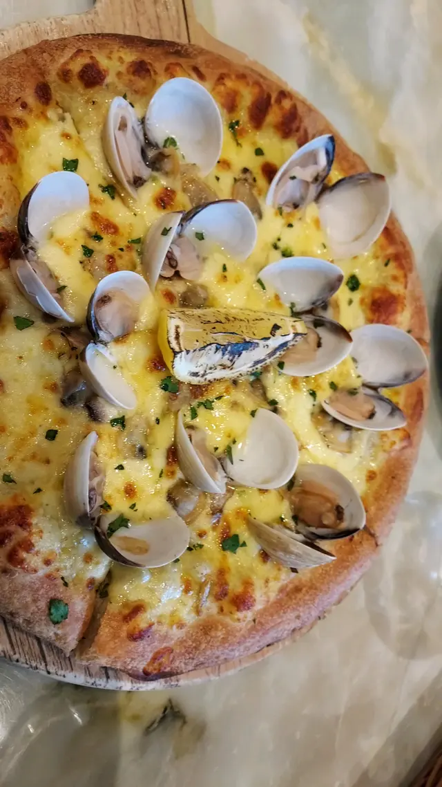 Vongole Garlic Pizza