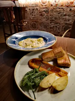 招牌烤乳豬配迷迭香薯仔及香煎西班牙青椒