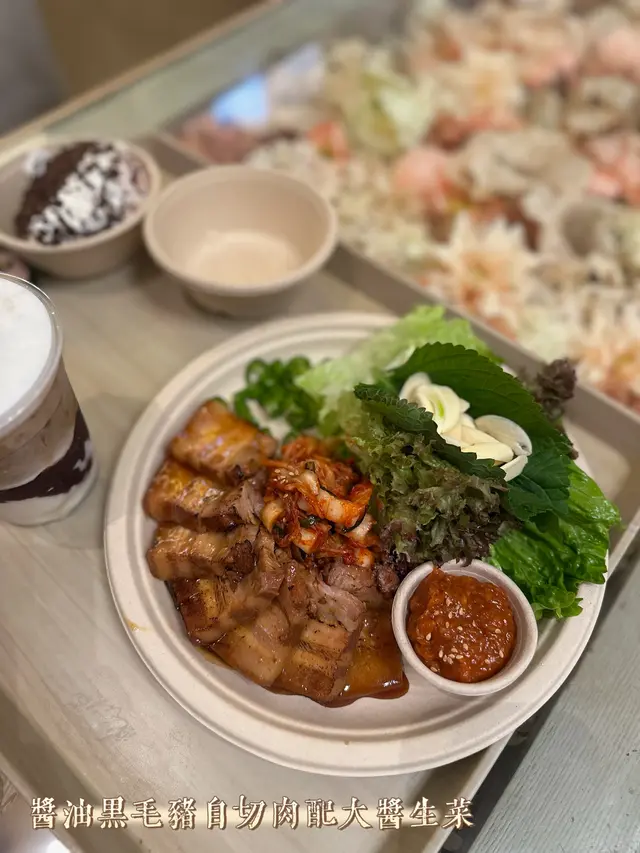 燒醬油黑毛豬白切肉配大醬生菜