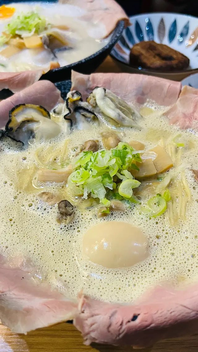 師傅用上大量 #牡蠣🦪 熬製嘅湯底,蠔味濃郁相當鮮甜🤤 大大隻新鮮嘅 #廣島蠔 咬落去非常肉感!再配上特製嘅 #慢煮叉燒,而 #拉麵條 亦索晒蠔湯嘅精華,整個味道配合得天衣無縫😋