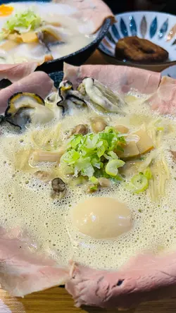 師傅用上大量 #牡蠣🦪 熬製嘅湯底，蠔味濃郁相當鮮甜🤤 大大隻新鮮嘅 #廣島蠔 咬落去非常肉感！再配上特製嘅 #慢煮叉燒，而 #拉麵條 亦索晒蠔湯嘅精華，整個味道配合得天衣無縫😋