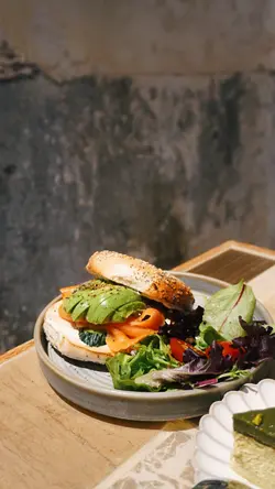 Avo & Salmon Bagel 牛油果烟三文鱼忌廉芝士面包圈