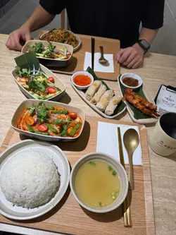 刚巧行过天耀广场见到有间新开嘅海南鸡店😳胆粗粗行入去试一试个午餐😆估唔到小店嘅食物质素及服务是多么的有惊喜❤️‍🔥🫶🏻，员工见我冇嗌嘢饮，主动斟咗两杯水俾我哋，￼食品味道浓郁，但系食完唔觉得口渴可见是真材实料👍🥰￼