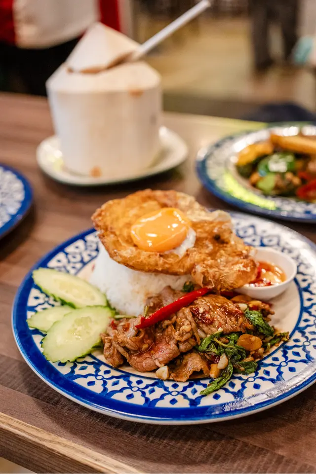 泰式香葉和牛+煎炒太陽蛋