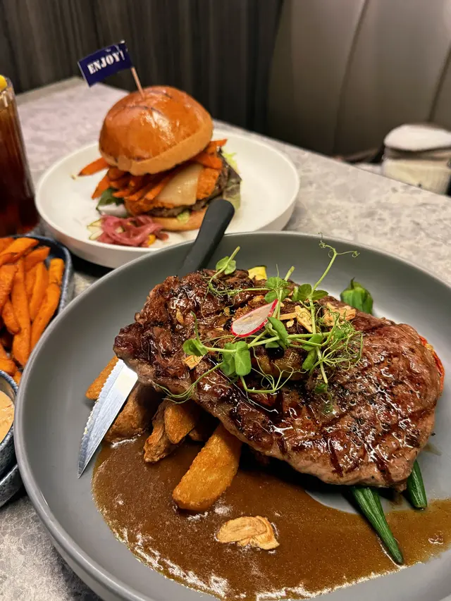 澳洲M3神戶牛肉眼扒配匈牙利鴨肝