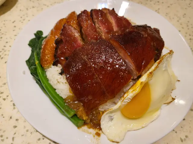 燒味三拼飯（燒鵝、油雞、叉燒）加太陽蛋