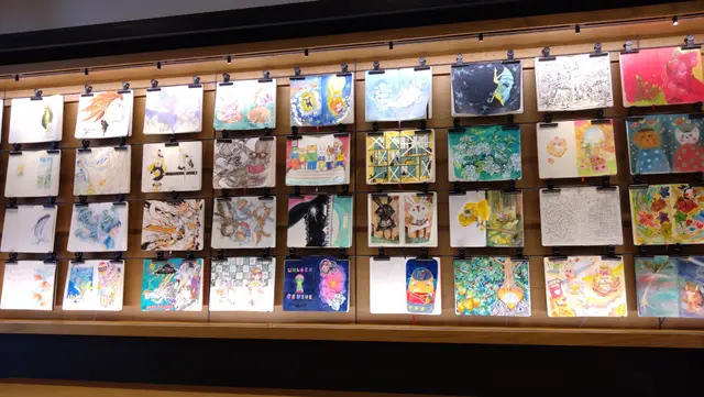 藝術牆上又有插畫師的精彩畫作,自不然吸引遊客走入來打卡